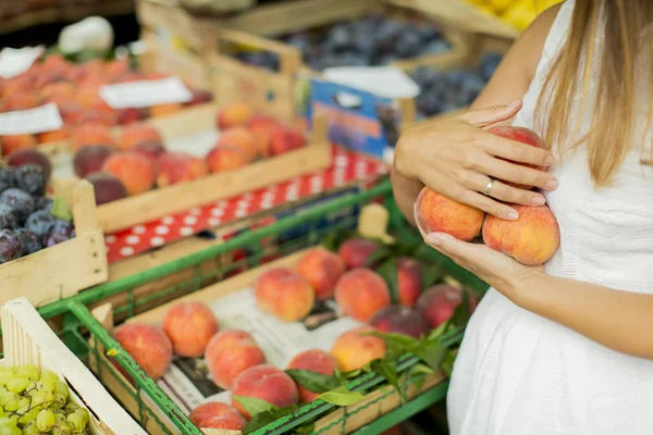 Donna al mercato — Foto Stock