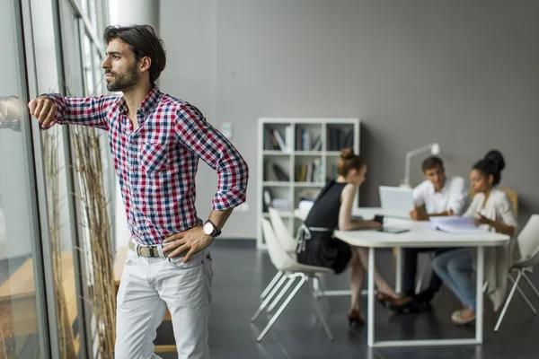 Homem no escritório — Fotografia de Stock