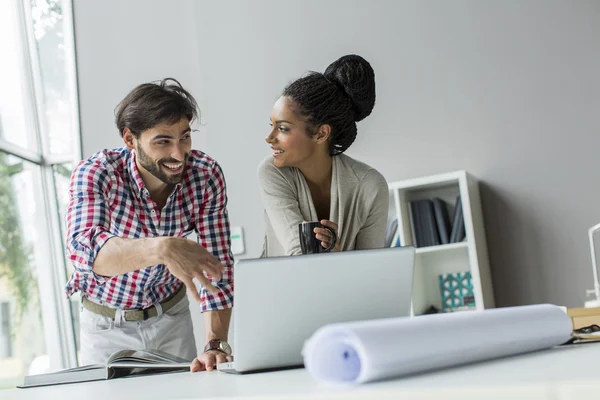 Junge Leute im Büro — Stockfoto