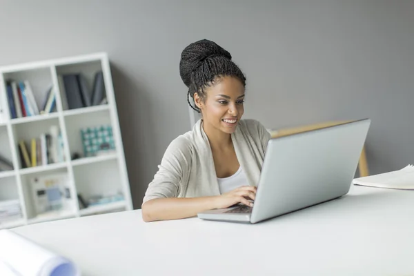 Vrouw met laptop — Stockfoto