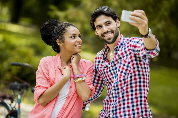 Couple prenant des photos avec téléphone portable — Photo