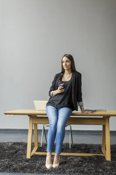 Femme dans le bureau — Photo