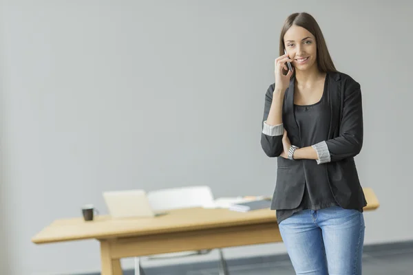 Mujer en la oficina — Foto de Stock