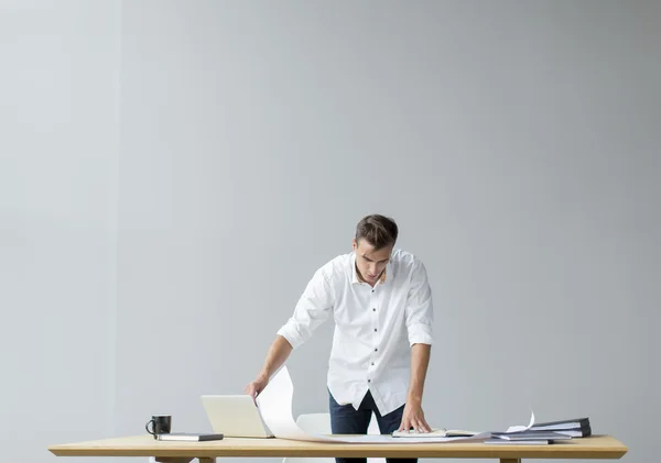 Homme dans le bureau — Photo