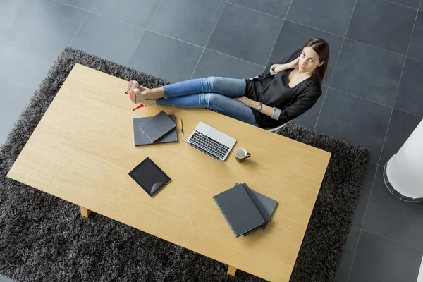 Frau im Büro — Stockfoto