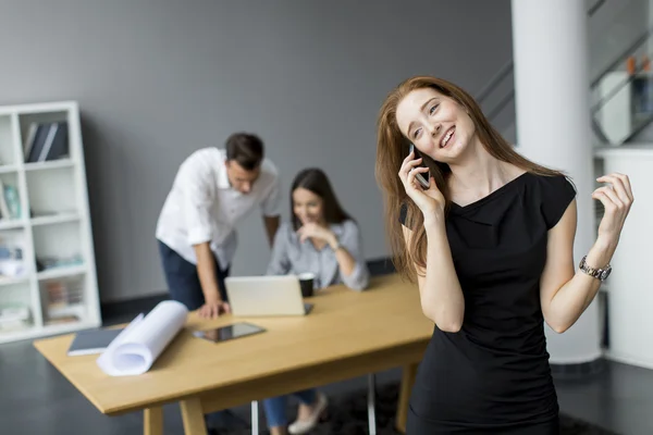 Kvinna pratar på mobiltelefon — Stockfoto