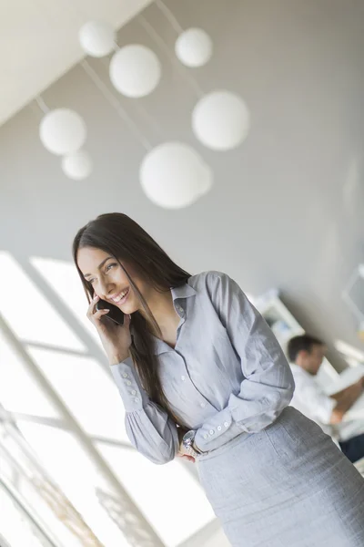 Vrouw op kantoor — Stockfoto