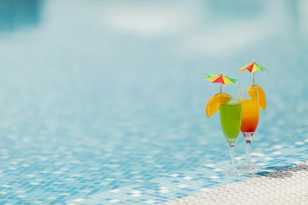 Cocktails by he pool — Stock Photo, Image