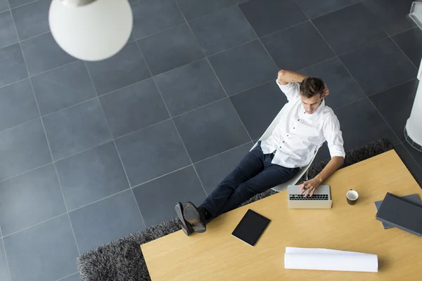 Man in the office — Stock Photo, Image