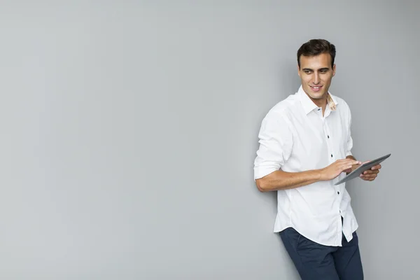 Hombre con tableta junto a la pared —  Fotos de Stock