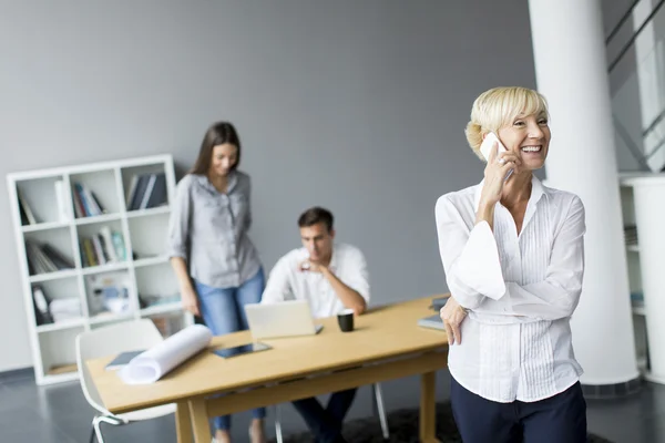 Femme dans le bureau — Photo