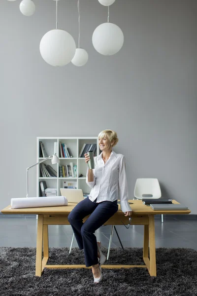 Vrouw neemt koffie pauze — Stockfoto