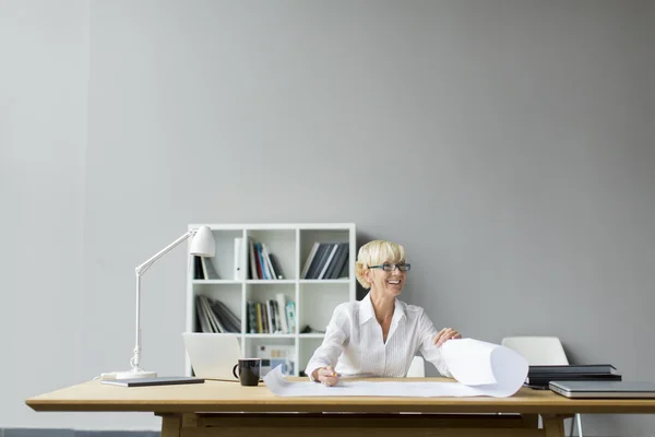 Mulher no escritório — Fotografia de Stock