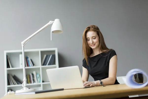 Vrouw op kantoor — Stockfoto