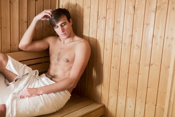 Jeune homme dans le sauna — Photo
