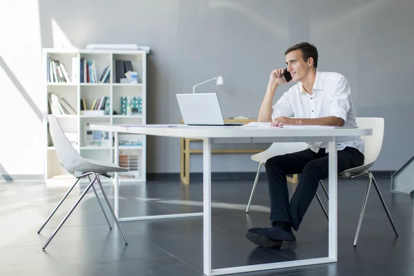 Homem no escritório — Fotografia de Stock