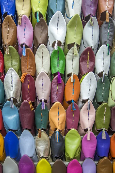 Babouches colorées au souk — Photo