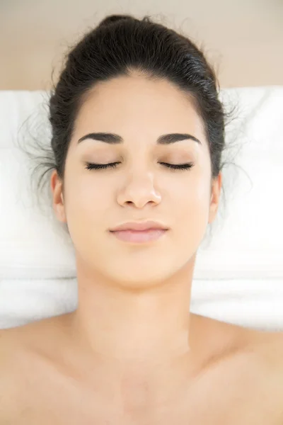 Mulher fazendo uma massagem — Fotografia de Stock