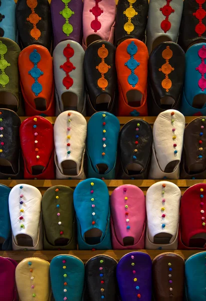 Babouches colorées au souk — Photo