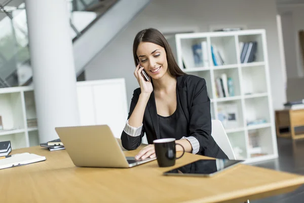 Femme dans le bureau — Photo