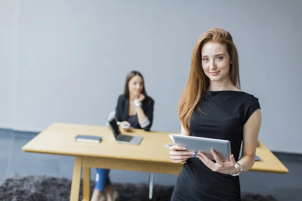 Mujeres en la oficina — Foto de Stock