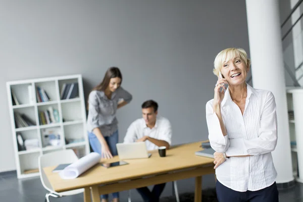 Vrouw op kantoor — Stockfoto