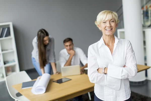 Vrouw op kantoor — Stockfoto