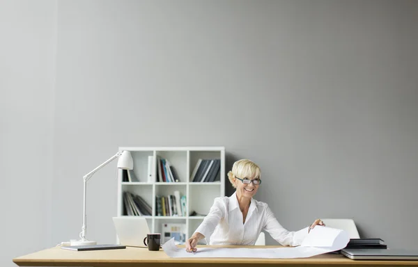 Woman in the office — Stock Photo, Image