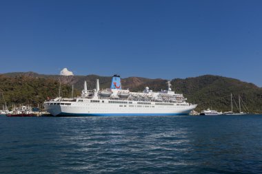 marmaris limanında kruvazör