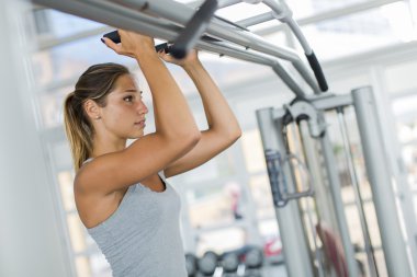 Spor salonunda çalışan genç bir kadın.