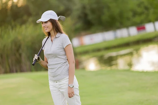 Jovem mulher jogando golfe — Fotografia de Stock