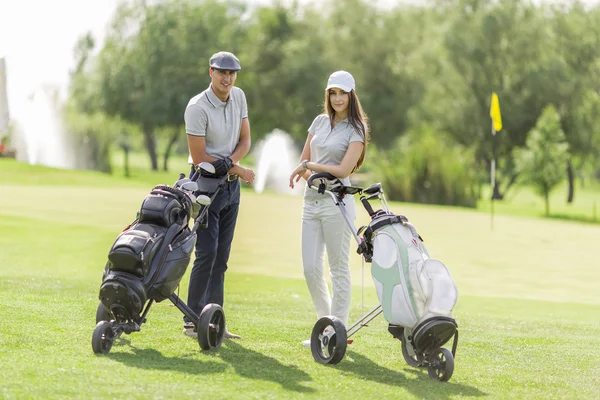 Casal jogando golfe — Fotografia de Stock