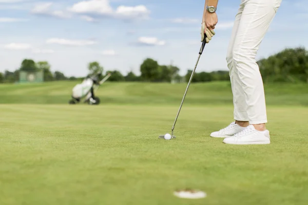 Young woman playing golf — Stock Photo, Image