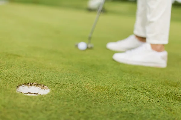 Jovem mulher jogando golfe — Fotografia de Stock