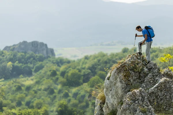 Man hiking on the mountain — Stock Photo, Image