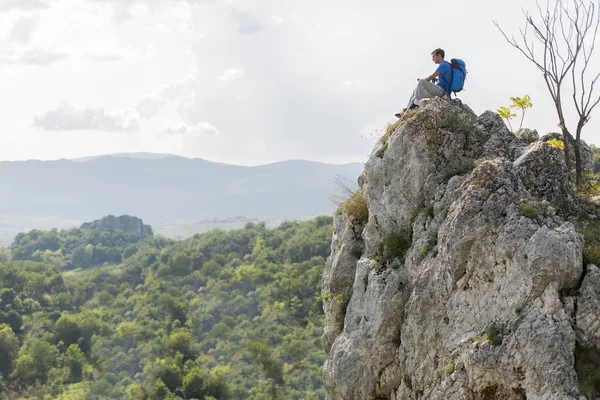 Mann wandert auf dem Berg — Stockfoto