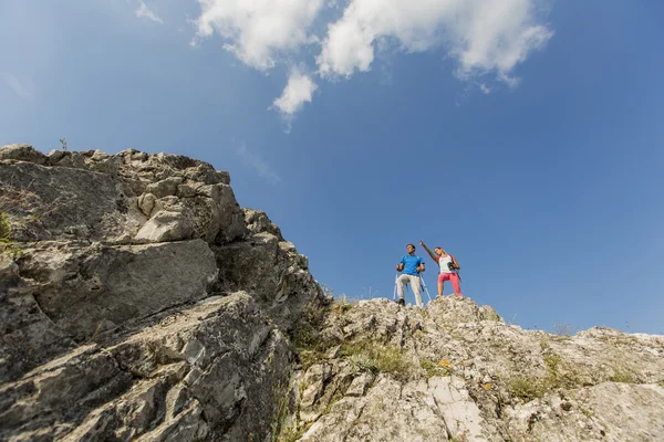 Coppia escursioni in montagna — Foto Stock