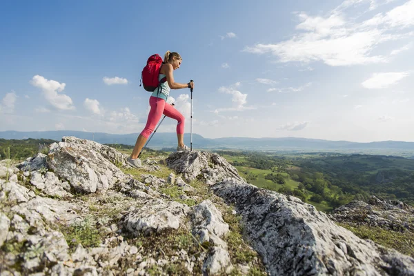 Escursioni donna sulla montagna — Foto Stock