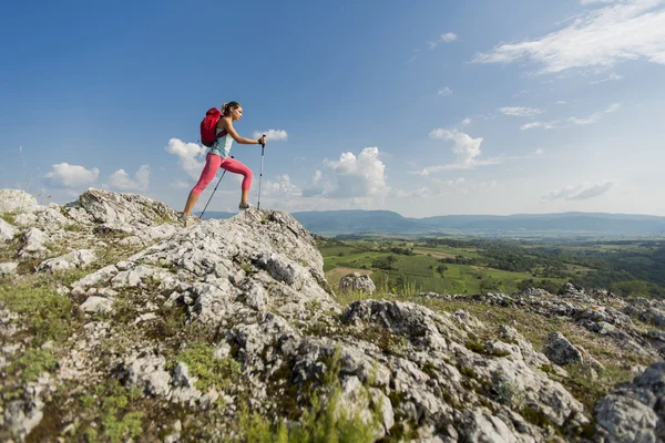 Woman hiking on the mountain — Stock Photo, Image