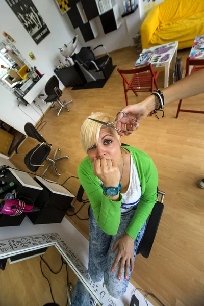 Donna a parrucchiere — Foto Stock