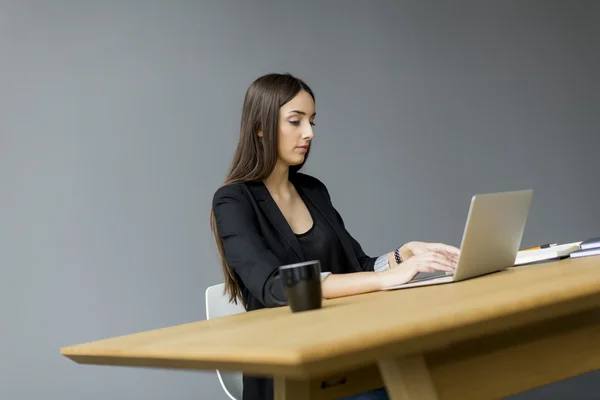 Frau im Büro — Stockfoto