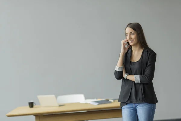 Mujer en la oficina —  Fotos de Stock