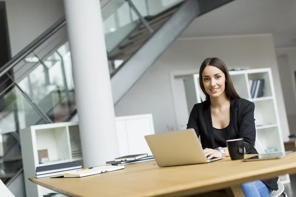 Vrouw op kantoor — Stockfoto