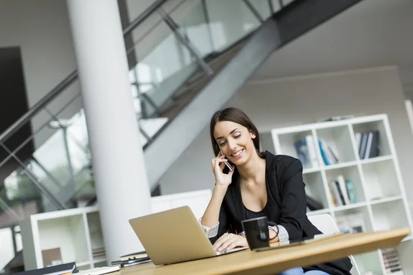 Woman in the office — Stock Photo, Image