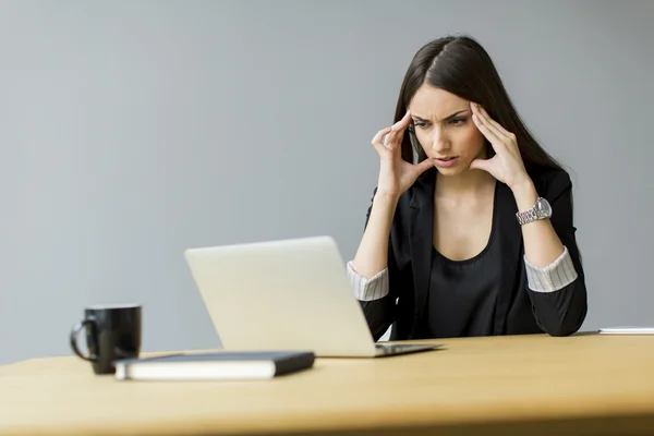 Frau im Büro — Stockfoto