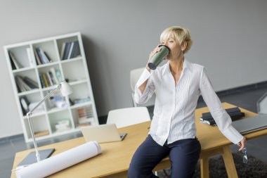 kadın kahve molası alır