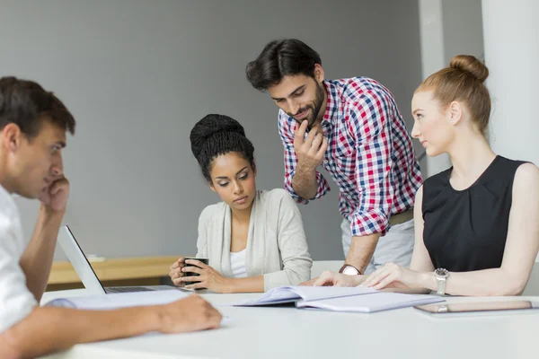 Menschen arbeiten zusammen — Stockfoto