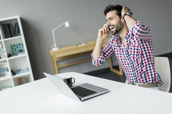 Homem a falar ao telefone — Fotografia de Stock