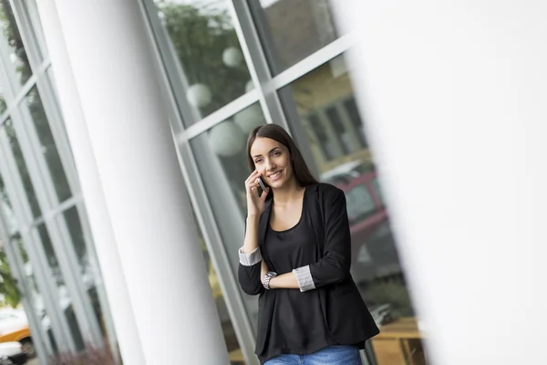 Frau telefoniert — Stockfoto