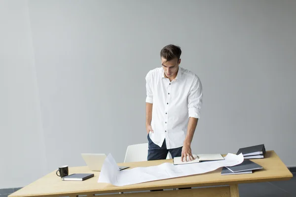 Mann im Büro — Stockfoto